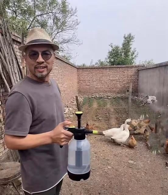 50歲實力演員在農村生活!下地幹活喂雞不修邊幅,日常騎摩托出行