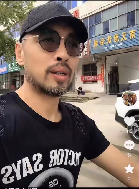 50歲實力演員在農村生活!下地幹活喂雞不修邊幅,日常騎摩托出行