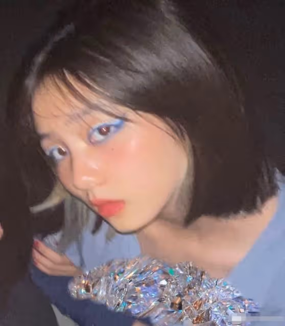 黃磊陪女兒看藝術展!16歲多多穿緊身露臍裝,腰細腿長身材太完美