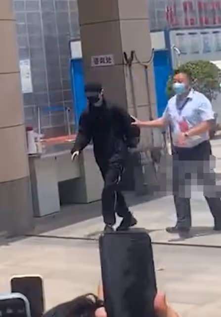 男星高考大量女粉作陪，考場外尖叫擾亂交通，湊七百萬給愛豆補習