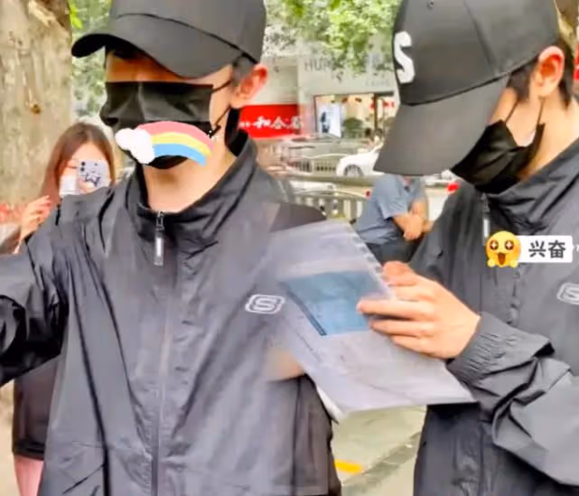 男星高考大量女粉作陪，考場外尖叫擾亂交通，湊七百萬給愛豆補習