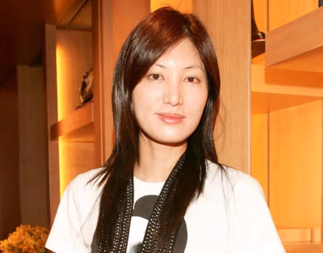 港姐周嘉玲嫁印度人近況!51歲染綠髮太時髦,名校畢業轉行賣童裝