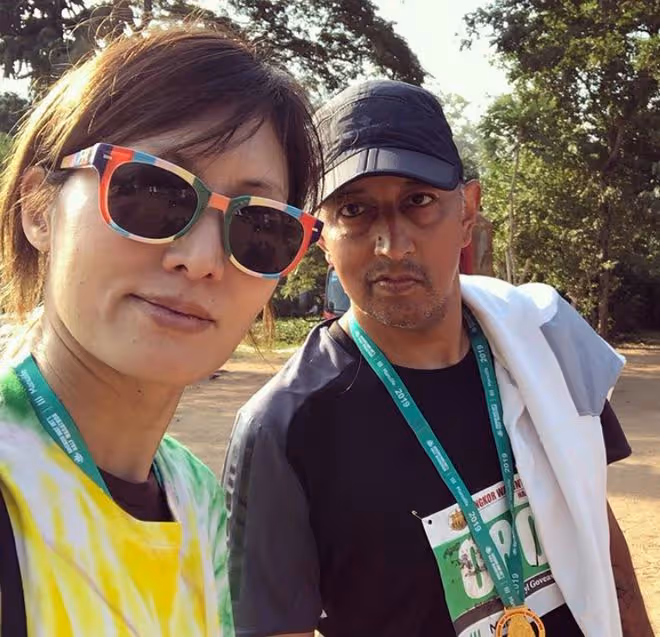 港姐周嘉玲嫁印度人近況!51歲染綠髮太時髦,名校畢業轉行賣童裝