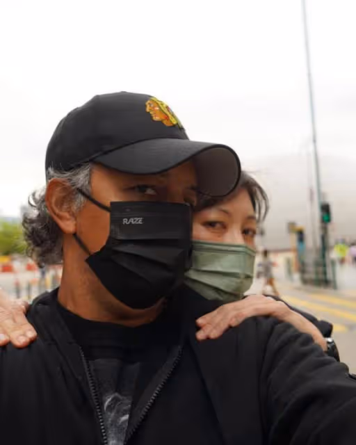 港姐周嘉玲嫁印度人近況!51歲染綠髮太時髦,名校畢業轉行賣童裝