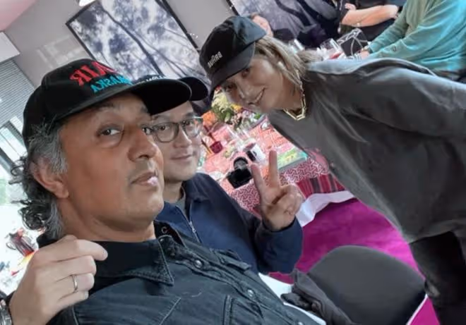 港姐周嘉玲嫁印度人近況!51歲染綠髮太時髦,名校畢業轉行賣童裝