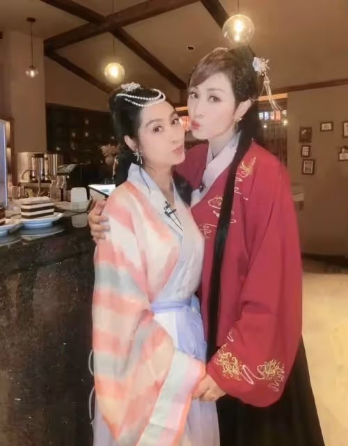 50歲朱茵穿漢服太驚豔,紮雙馬尾狀態似少女,網友:還是「紫霞仙子」的樣子