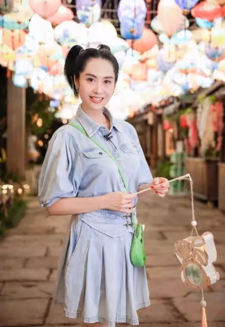 50歲朱茵穿漢服太驚豔,紮雙馬尾狀態似少女,網友:還是「紫霞仙子」的樣子