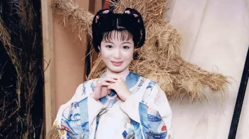 知名港星出席富婆聚會!前夫因病離世,為愛情主動淡出演藝圈,再婚高齡產女穩固豪門地位