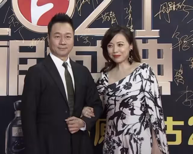 55歲鄧萃雯近照曝光,穿露背裙走紅毯,一把挽住黎耀祥手臂,細腰臀寬身材好,網友:女人味十足,一顰一笑皆風情
