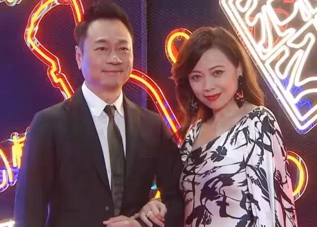 55歲鄧萃雯近照曝光,穿露背裙走紅毯,一把挽住黎耀祥手臂,細腰臀寬身材好,網友:女人味十足,一顰一笑皆風情