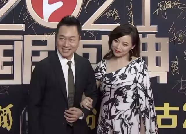 55歲鄧萃雯近照曝光,穿露背裙走紅毯,一把挽住黎耀祥手臂,細腰臀寬身材好,網友:女人味十足,一顰一笑皆風情