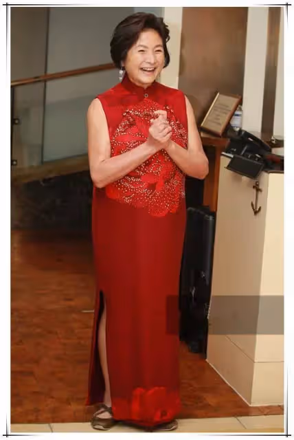 73歲鄭佩佩不做作不扮嫩,滿臉皺紋依然素顏,自然老去也很美