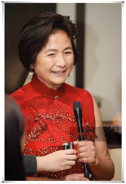 73歲鄭佩佩不做作不扮嫩,滿臉皺紋依然素顏,自然老去也很美