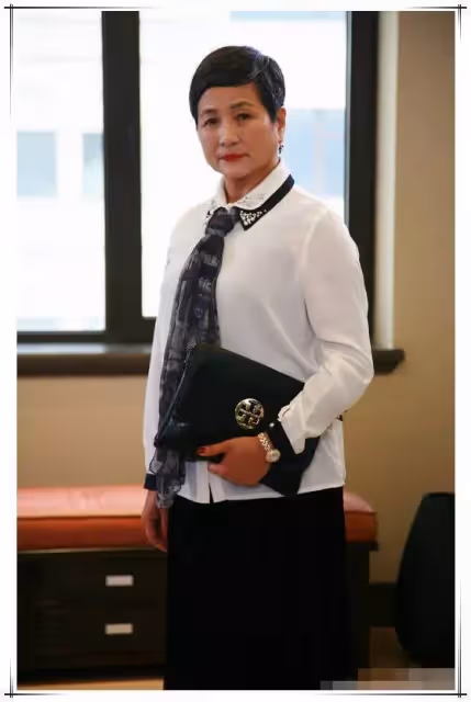 73歲鄭佩佩不做作不扮嫩,滿臉皺紋依然素顏,自然老去也很美