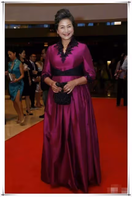 73歲鄭佩佩不做作不扮嫩,滿臉皺紋依然素顏,自然老去也很美