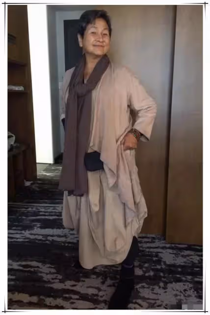 73歲鄭佩佩不做作不扮嫩,滿臉皺紋依然素顏,自然老去也很美