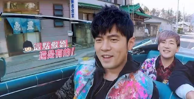 昆凌獨自坐月子心情不佳!素顏出鏡面色紅潤,托腮賣萌被鴿子蛋鉆戒搶鏡,粉絲質疑:周董專輯呢