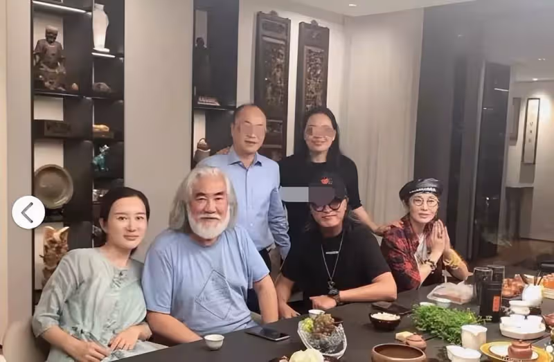 54歲張敏也老了!罕帶小10歲丈夫聚會打扮好隨性,瘦太狠不敢認