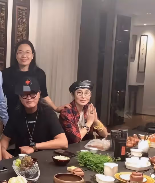 54歲張敏也老了!罕帶小10歲丈夫聚會打扮好隨性,瘦太狠不敢認