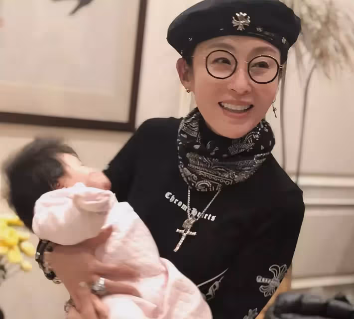 54歲張敏也老了!罕帶小10歲丈夫聚會打扮好隨性,瘦太狠不敢認