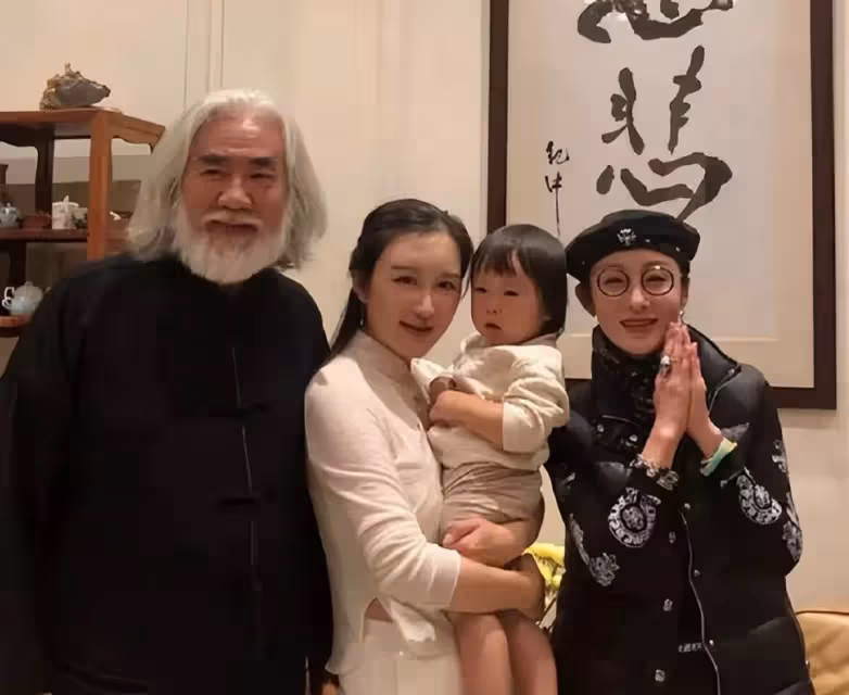 54歲張敏也老了!罕帶小10歲丈夫聚會打扮好隨性,瘦太狠不敢認