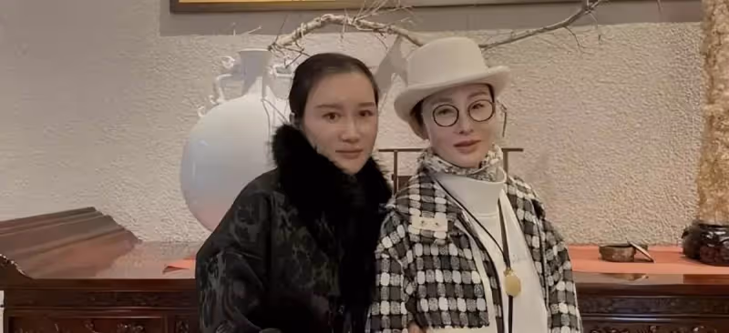 54歲張敏也老了!罕帶小10歲丈夫聚會打扮好隨性,瘦太狠不敢認