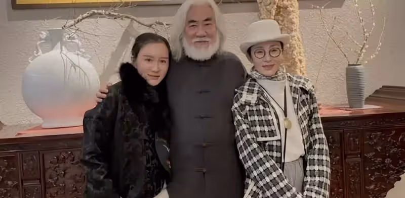 54歲張敏也老了!罕帶小10歲丈夫聚會打扮好隨性,瘦太狠不敢認
