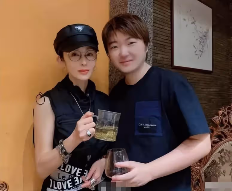 54歲張敏也老了!罕帶小10歲丈夫聚會打扮好隨性,瘦太狠不敢認
