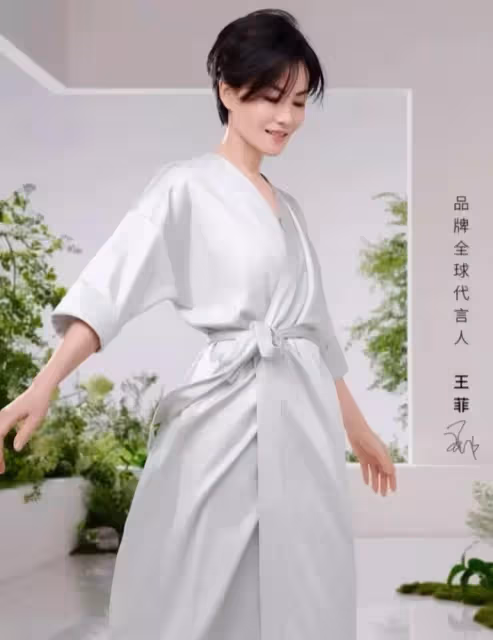 53歲王菲最新大片曝光!大膽挑戰穿睡袍出鏡,甜美笑容讓人如沐春風