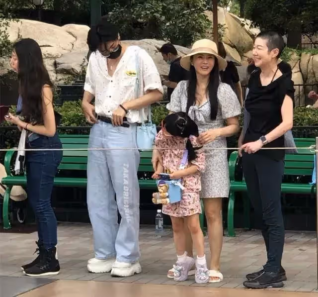伊能靜帶倆孩子出門,兒子大膽穿搭喜歡女裝,改中性風帥氣依舊,同母異父妹妹衣品好