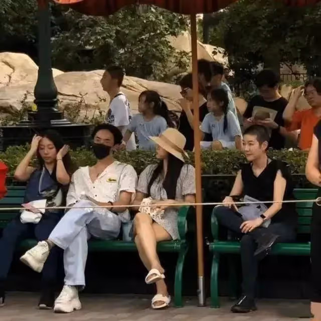 伊能靜帶倆孩子出門,兒子大膽穿搭喜歡女裝,改中性風帥氣依舊,同母異父妹妹衣品好