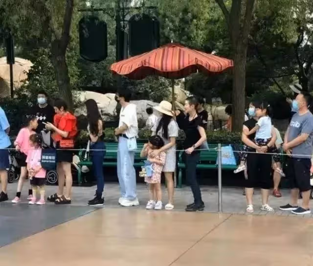 伊能靜帶倆孩子出門,兒子大膽穿搭喜歡女裝,改中性風帥氣依舊,同母異父妹妹衣品好
