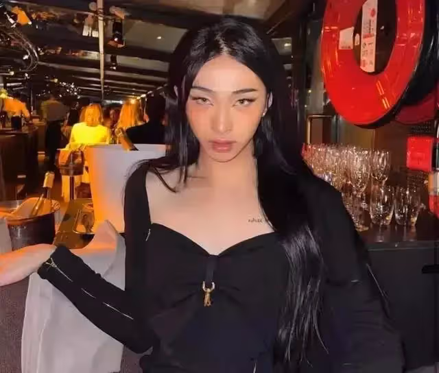 伊能靜帶倆孩子出門,兒子大膽穿搭喜歡女裝,改中性風帥氣依舊,同母異父妹妹衣品好