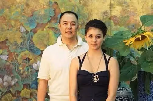 張鐵林的混血女兒長大了，顏值高到犯規，這才是真正的格格