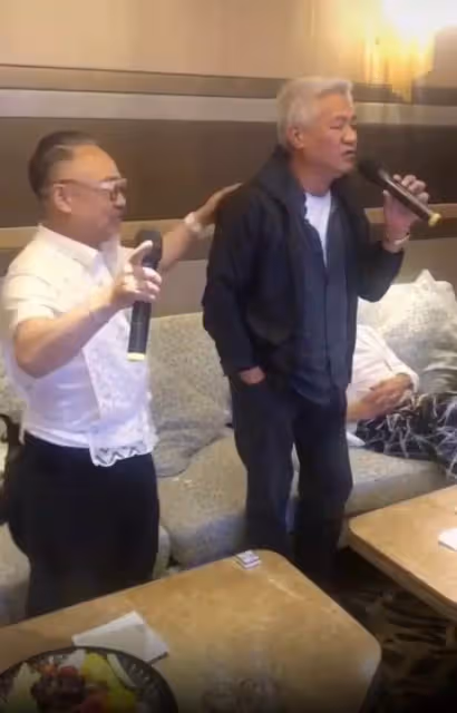 63歲《古惑仔》「韓賓」尹揚明息影多年罕見亮相,滿頭白髮霸氣不再,面目和善神采奕奕,曾輸掉全部身家,靠冷門生意翻身