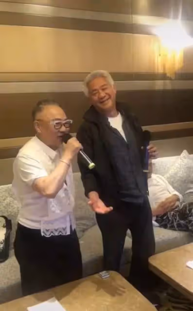 63歲《古惑仔》「韓賓」尹揚明息影多年罕見亮相,滿頭白髮霸氣不再,面目和善神采奕奕,曾輸掉全部身家,靠冷門生意翻身