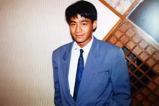 63歲《古惑仔》「韓賓」尹揚明息影多年罕見亮相,滿頭白髮霸氣不再,面目和善神采奕奕,曾輸掉全部身家,靠冷門生意翻身