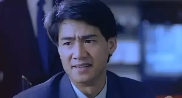 63歲《古惑仔》「韓賓」尹揚明息影多年罕見亮相,滿頭白髮霸氣不再,面目和善神采奕奕,曾輸掉全部身家,靠冷門生意翻身