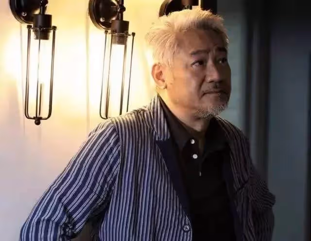 63歲《古惑仔》「韓賓」尹揚明息影多年罕見亮相,滿頭白髮霸氣不再,面目和善神采奕奕,曾輸掉全部身家,靠冷門生意翻身