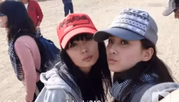 劉詩詩和楊冪10年前合照流出,網友: 純天然和整容臉分的一清二楚