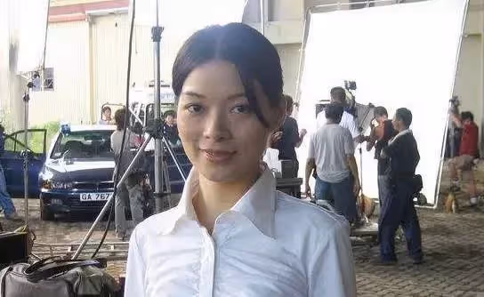 「阿朱」劉錦玲生活照曝光,身材纖細氣質出眾,54歲仍宛如少女,網贊:優雅女人最美麗