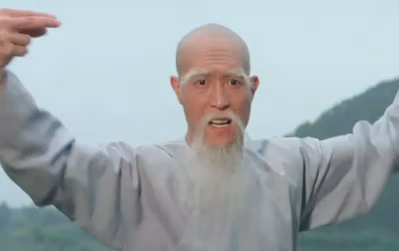 TVB老戲骨李海生推輪椅陪妻子買菜!穿條紋上衣戴口罩打扮低調,低頭聆聽太體貼,結婚50年「鶼鰈情深」:他們是彼此的依靠