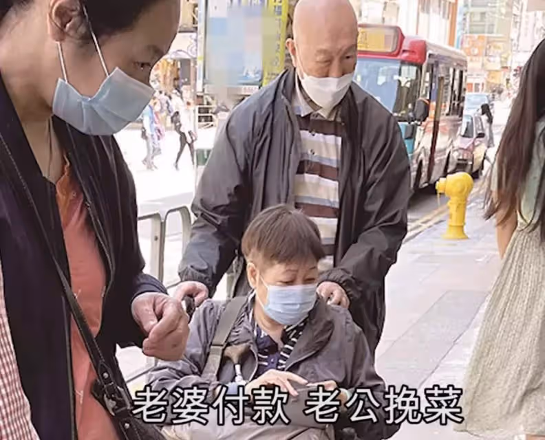 TVB老戲骨李海生推輪椅陪妻子買菜!穿條紋上衣戴口罩打扮低調,低頭聆聽太體貼,結婚50年「鶼鰈情深」:他們是彼此的依靠