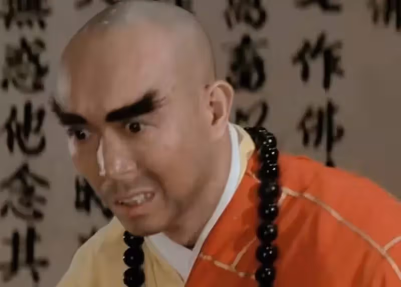 TVB老戲骨李海生推輪椅陪妻子買菜!穿條紋上衣戴口罩打扮低調,低頭聆聽太體貼,結婚50年「鶼鰈情深」:他們是彼此的依靠