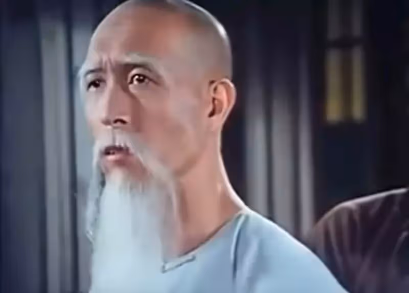 TVB老戲骨李海生推輪椅陪妻子買菜!穿條紋上衣戴口罩打扮低調,低頭聆聽太體貼,結婚50年「鶼鰈情深」:他們是彼此的依靠