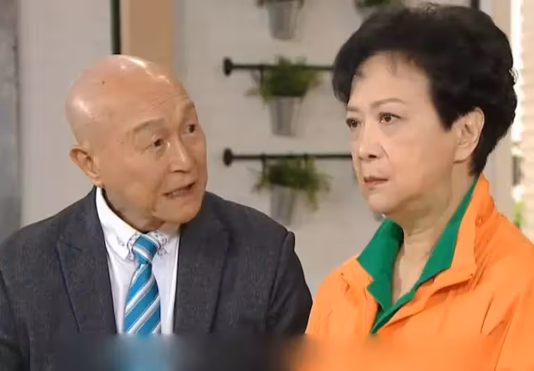 TVB老戲骨李海生推輪椅陪妻子買菜!穿條紋上衣戴口罩打扮低調,低頭聆聽太體貼,結婚50年「鶼鰈情深」:他們是彼此的依靠