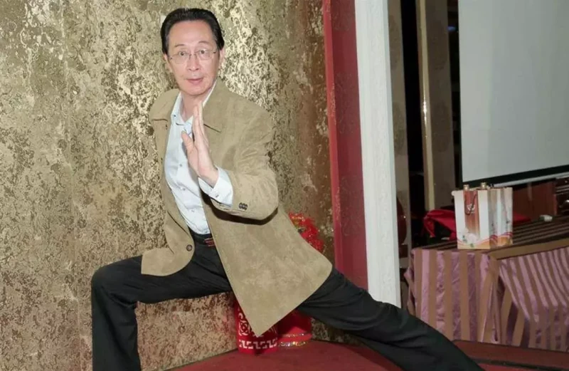 迷惑！66歲關聰坐擁過億資產，卻在街頭擺攤！自言只是因為太閑
