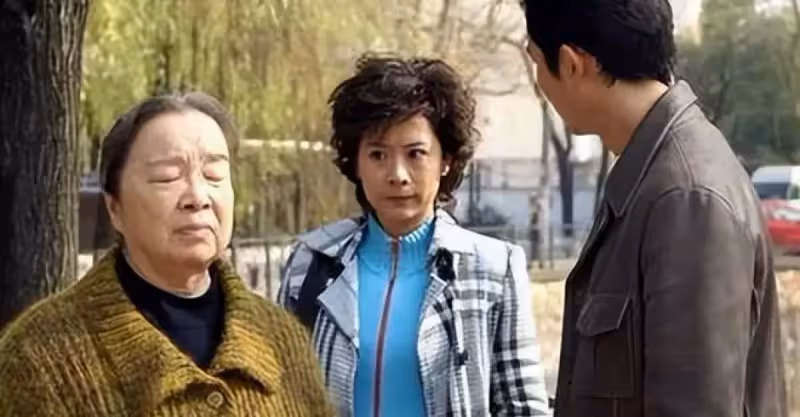 8歲孫女哭訴：奶奶來我家28天，爸爸打媽媽3次，讓奶奶去住養老院