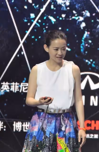 48歲曾寶儀素顏照曝光,越長越像曾志偉,有皺紋卻最真實