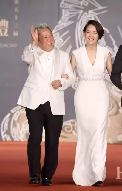 48歲曾寶儀素顏照曝光,越長越像曾志偉,有皺紋卻最真實